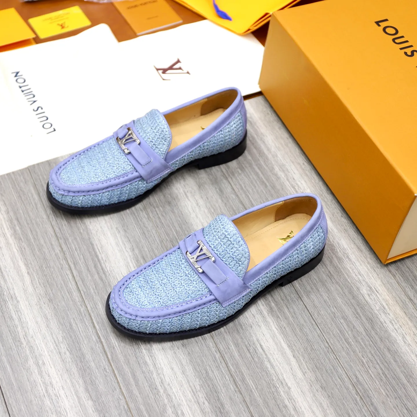Men's shoes 💰: 💰900LV Louis Vuitton slip-on loafers, top quality products produced in Dongguan, ready for sale! This LV Glove loafer is made of selected soft cowhide, with a slightly wrinkled leather surface and a very high-end texture. Each pair is unique. The leather surface is light and soft, with a fine texture and good luster. It is a classic loafer style, with exquisite handmade mark stitching on the toe, and a square toe configuration to highlight the classic style. The horizontal band has hot-printed LV three-dimensional letters, semi-solid handcrafts and a genuine leather outsole, and a rubber patch on the heel to create wear-resistant performance and comfort. One of the must-have loafers for men! Comes with full original packaging! Code number: 38-39-40-41-42-43-44 (38, 45, 46 customized) standard leather shoe code